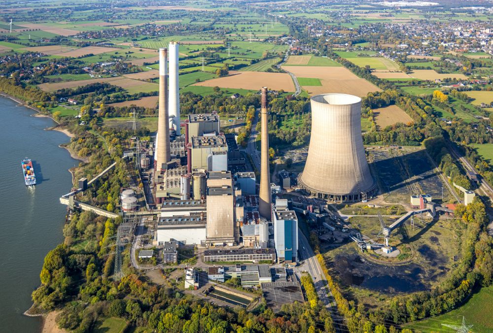 Möllen from the bird's eye view: Power plants and exhaust towers of coal thermal power station of Steag Energy Services GmbH in Moellen in the state North Rhine-Westphalia
