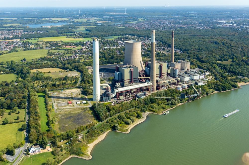 Voerde (Niederrhein) from above - Power plants and exhaust towers of coal thermal power station of Steag Energy Services GmbH in the district Moellen in Voerde (Niederrhein) in the state North Rhine-Westphalia