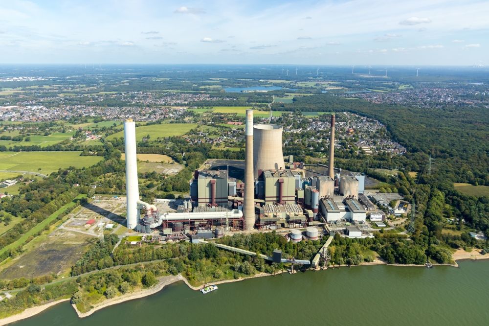 Voerde (Niederrhein) from the bird's eye view: Power plants and exhaust towers of coal thermal power station of Steag Energy Services GmbH in the district Moellen in Voerde (Niederrhein) in the state North Rhine-Westphalia