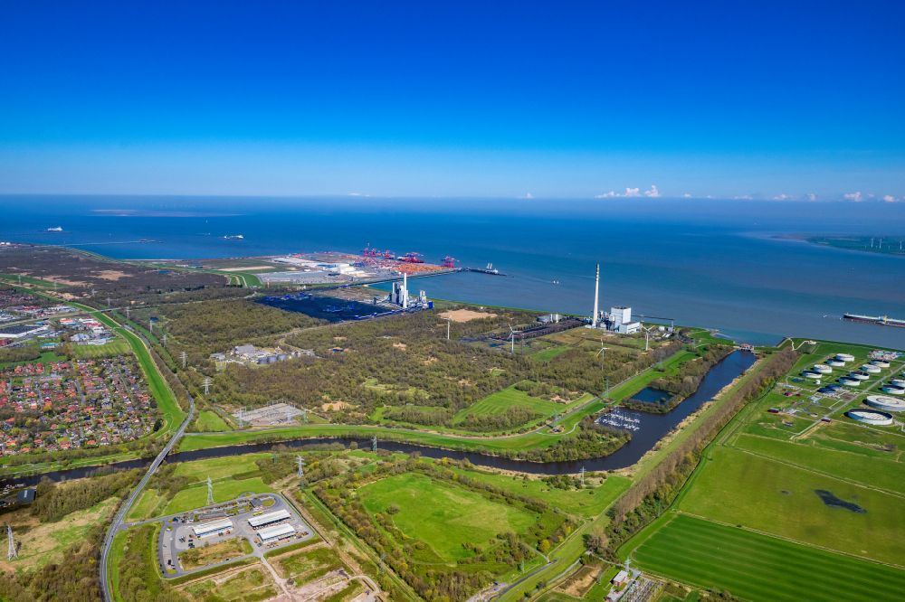 Aerial image Wilhelmshaven - Power plants and exhaust towers of coal thermal power station in Wilhelmshaven in the state Lower Saxony. Foto: Uwe Lange