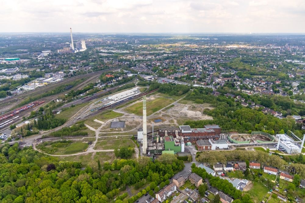 Aerial photograph Herne - Power plant of the coal thermal power station Shamrock on site of the former mining pit Shamrock and railway depot and repair shop for maintenance in the Wanne-Eickel part of Herne at Ruhrgebiet in the state of North Rhine-Westphalia