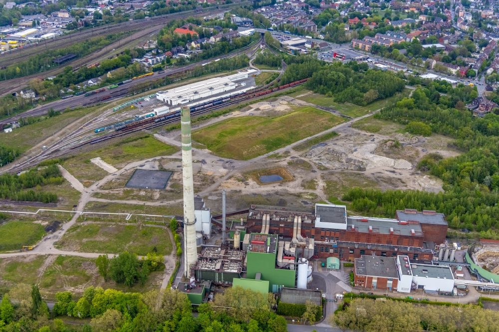 Herne from the bird's eye view: Power plant of the coal thermal power station Shamrock on site of the former mining pit Shamrock and railway depot and repair shop for maintenance in the Wanne-Eickel part of Herne at Ruhrgebiet in the state of North Rhine-Westphalia