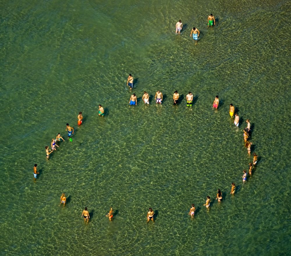Aerial photograph Le Barcarès - Circle of young people to play frisbee disc at the beach of Le Barcarès in France