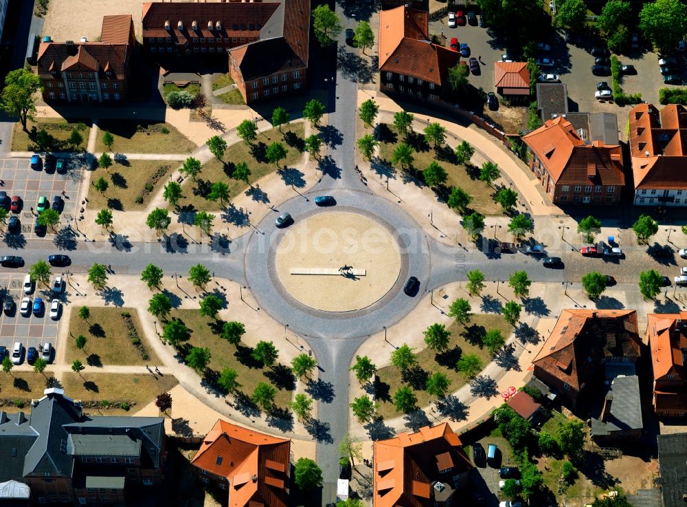 Aerial photograph Ludwigslust - Roundabout in the town centre of Ludwigslust in the state of Mecklenburg-Vorpommern. The roundabout is planted with trees and located on Alexandrinen Square on the Eastern end of the central Schlossstrasse (Castle Street)