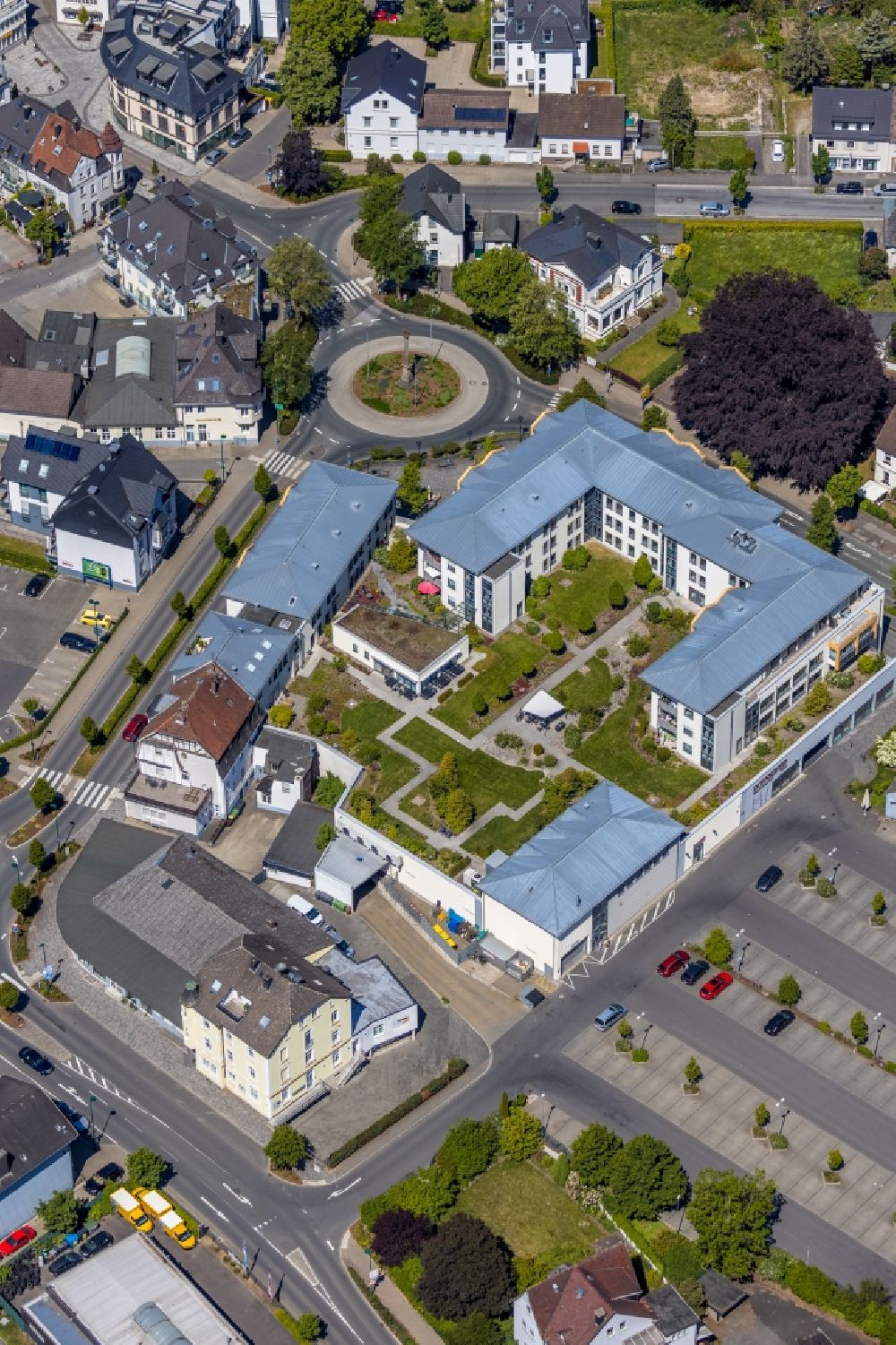 Aerial photograph Attendorn - Traffic management of the roundabout road on Bahnhofstrasse - Finnentroper Strasse - Niederste Strasse overlooking the roof garden of the local residential and commercial building in Attendorn in the state North Rhine-Westphalia, Germany