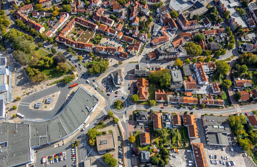 Aerial image Soest - Traffic management of the roundabout road Brueder-Walburger-Wallstrasse - Aldegreverwall at the shopping center City Center Soest in Soest in the state North Rhine-Westphalia, Germany