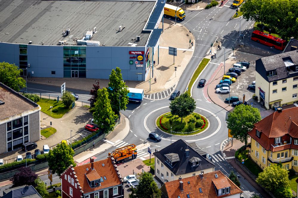 Aerial photograph Soest - Traffic management of the roundabout road Brueder-Walburger-Wallstrasse - Aldegreverwall at the shopping center City Center Soest in Soest in the state North Rhine-Westphalia, Germany