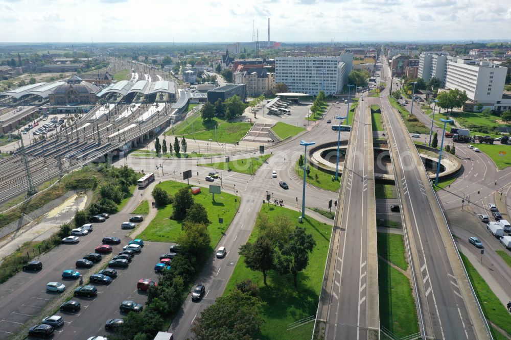 Aerial image Halle (Saale) - Traffic management of the roundabout road federal street B6 und B80 on Riebeckplatz in Halle (Saale) in the state Saxony-Anhalt