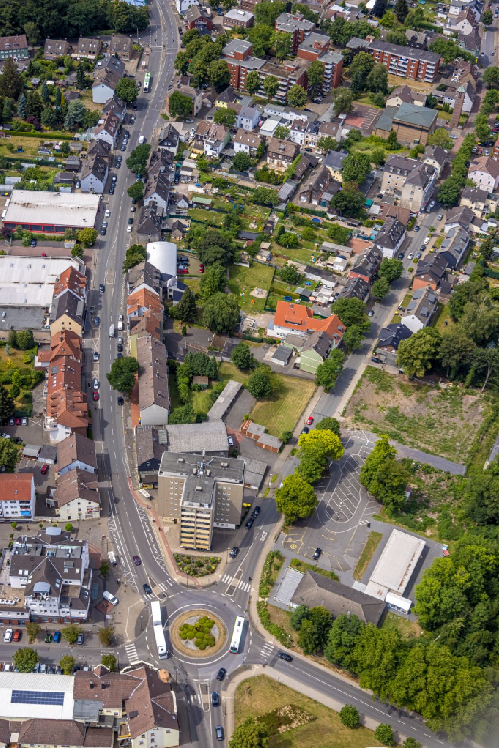 Aerial image Castrop-Rauxel - Traffic management of the roundabout road on street Dortmunder Strasse in the district Schwerin in Castrop-Rauxel at Ruhrgebiet in the state North Rhine-Westphalia, Germany