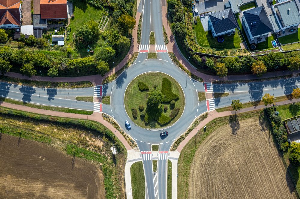 Aerial photograph Soest - Traffic management of the roundabout road on Danziger Ring - Weslarner Weg in Soest in the state North Rhine-Westphalia, Germany