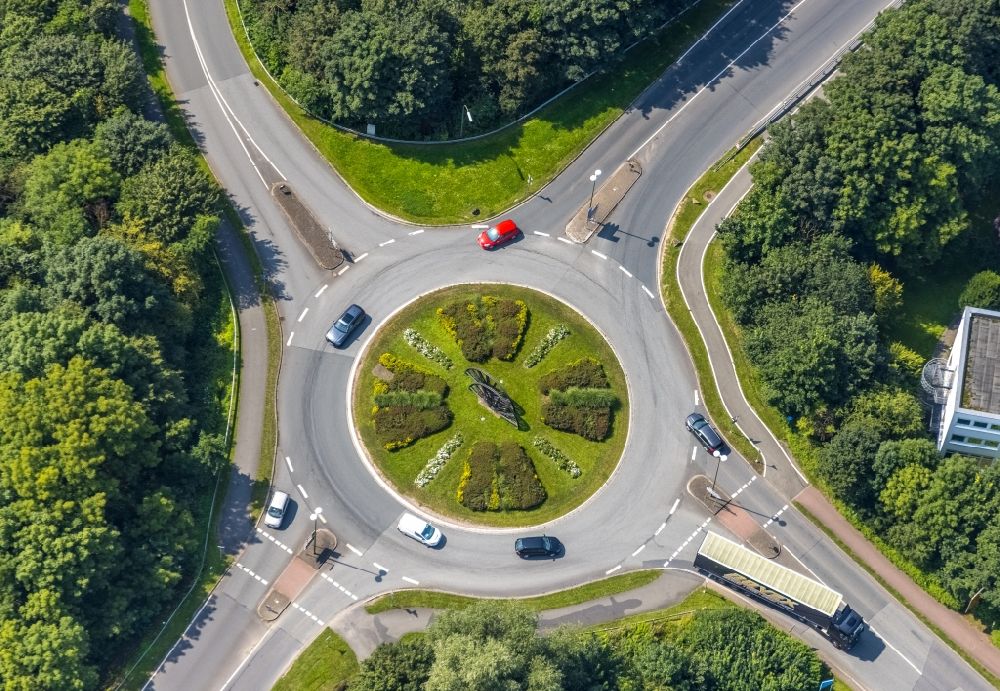 Aerial photograph Bönen - Traffic management of the roundabout road of Edisonstrasse - Rhynerner Strasse - Hagenweg in Boenen in the state North Rhine-Westphalia, Germany