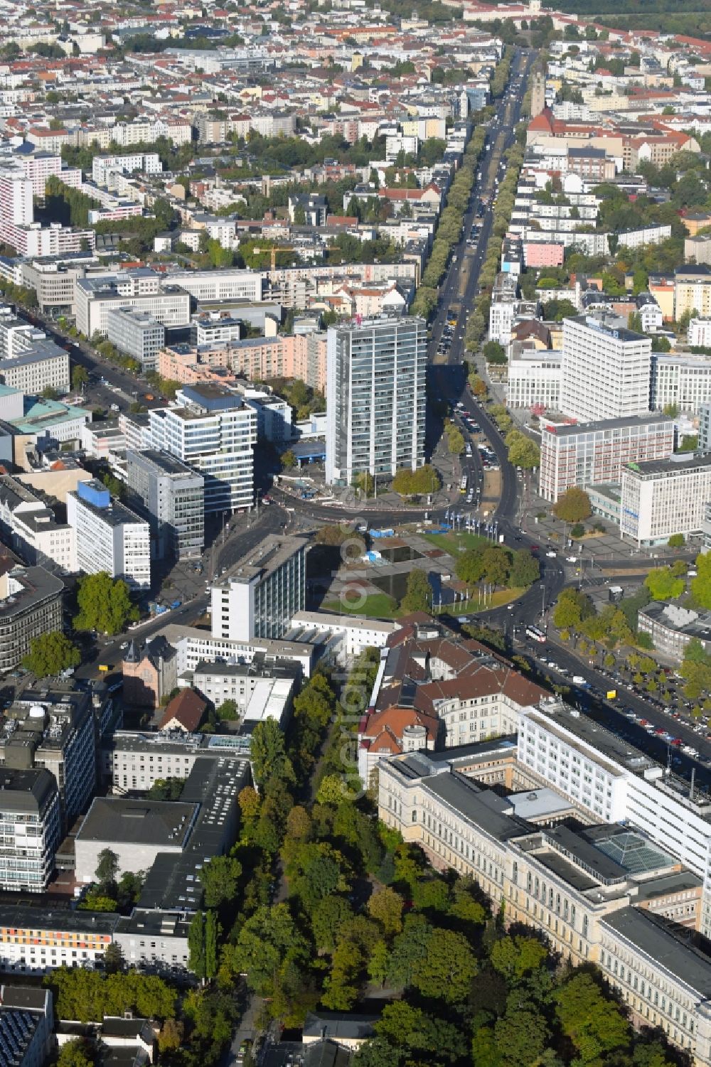 Berlin from the bird's eye view: Traffic management of the roundabout road Ernst-Reuter-Platz in the district Charlottenburg in Berlin, Germany