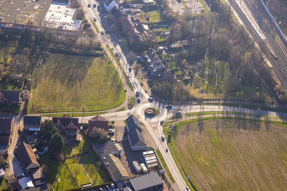Hamm from the bird's eye view: Traffic management of the roundabout road Frielicker Weg - Vogelstrasse - Ahlener Strasse in the district Heessen in Hamm in the state North Rhine-Westphalia, Germany