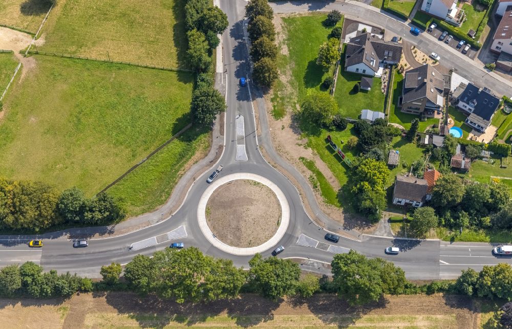 Aerial photograph Bönen - Traffic management of the roundabout road of Hammer Strasse - Bahnhofstrasse in the district Nordboegge in Boenen in the state North Rhine-Westphalia, Germany