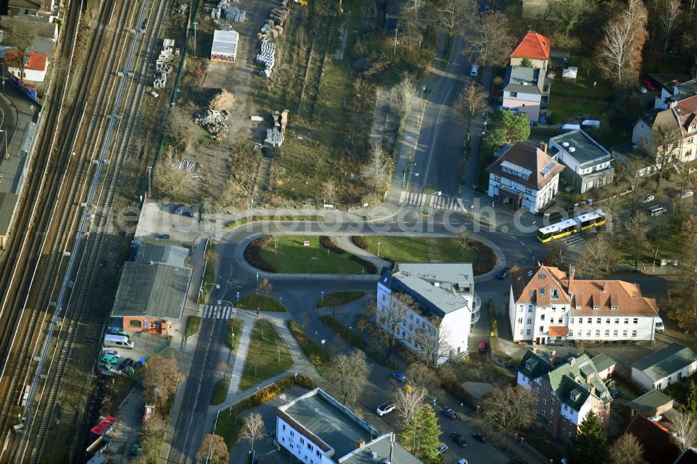 Berlin from the bird's eye view: Traffic management of the roundabout road Heinrich-Grueber-Platz in the district Kaulsdorf in Berlin, Germany