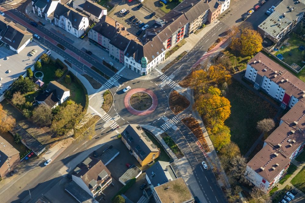 Aerial photograph Dinslaken - Traffic management of the roundabout road Katharinenstrasse - Augustastrasse in Dinslaken in the state North Rhine-Westphalia, Germany