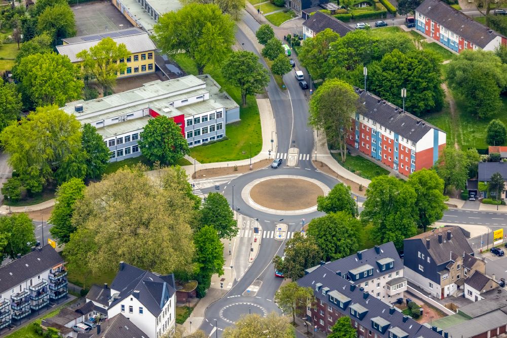 Aerial photograph Herne - Traffic management of the roundabout road Koenigstrasse, Dorneburger Strasse and Holsterhauser Strasse in the district Wanne-Eickel in Herne in the state North Rhine-Westphalia, Germany
