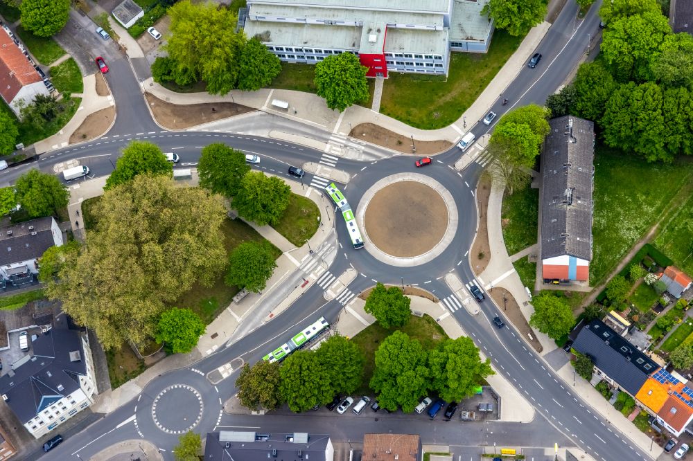 Herne from the bird's eye view: Traffic management of the roundabout road Koenigstrasse, Dorneburger Strasse and Holsterhauser Strasse in the district Wanne-Eickel in Herne in the state North Rhine-Westphalia, Germany