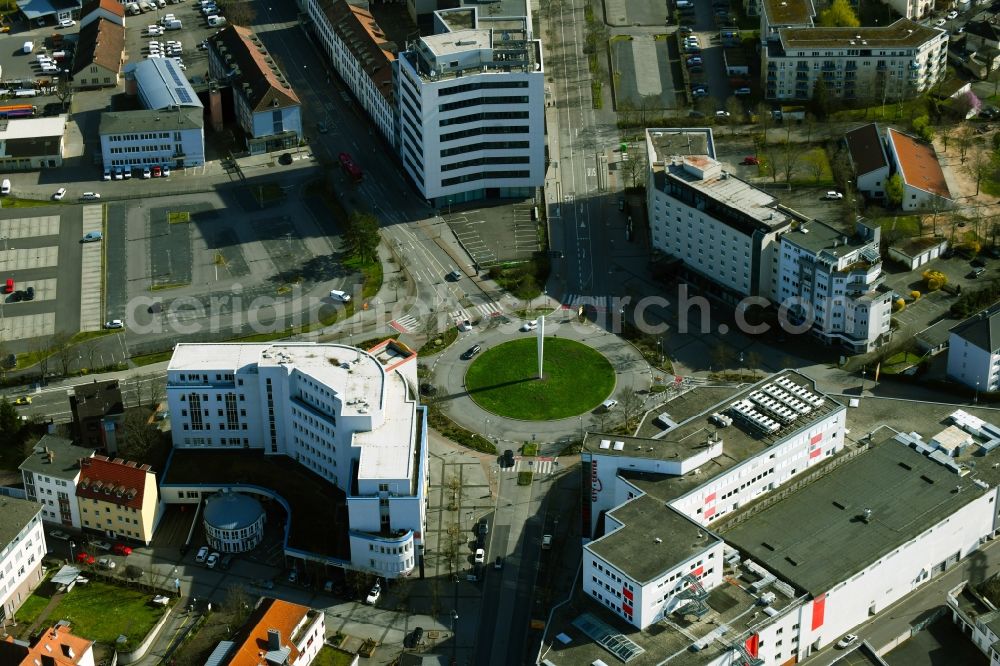 Hanau from the bird's eye view: Traffic management of the roundabout road Kurt-Blaum-Platz in the district Steinheim in Hanau in the state Hesse, Germany
