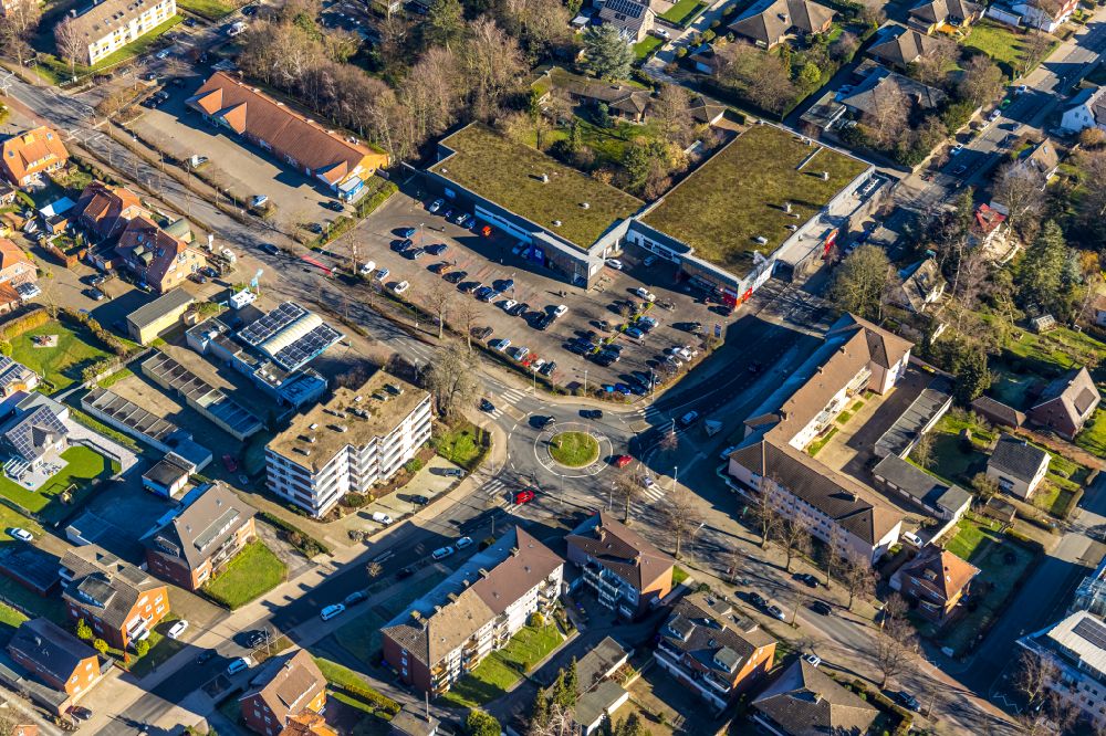 Lünen from the bird's eye view: Traffic routing of the roundabout and road Laakstrasse - Cappenberger Strasse - Wehrenboldstrasse in Luenen in the Ruhr area in the state of North Rhine-Westphalia, Germany