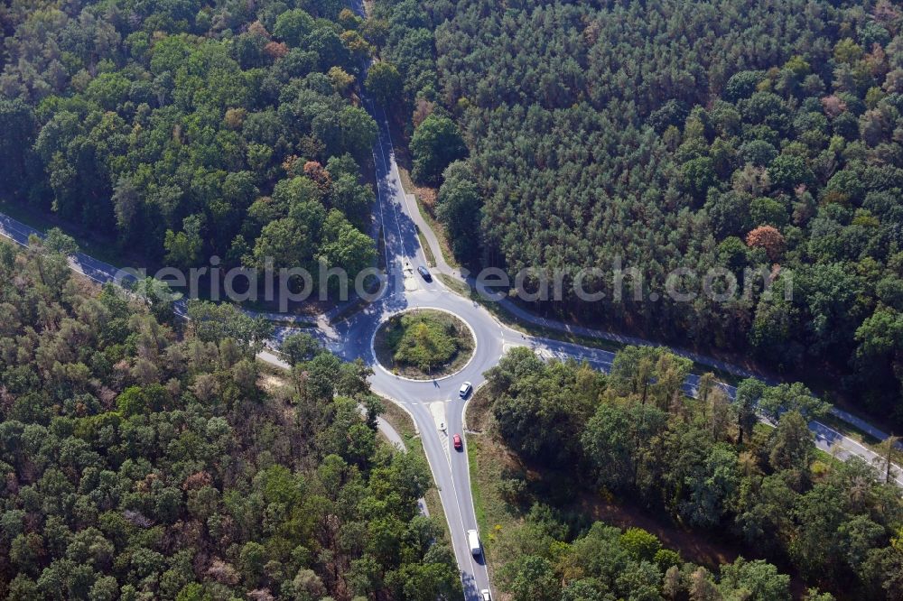 Aerial image Kiekebusch - Traffic management of the roundabout road L400 to the L402 in Kiekebusch in the state Brandenburg, Germany