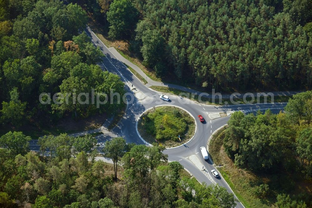 Aerial photograph Kiekebusch - Traffic management of the roundabout road L400 to the L402 in Kiekebusch in the state Brandenburg, Germany