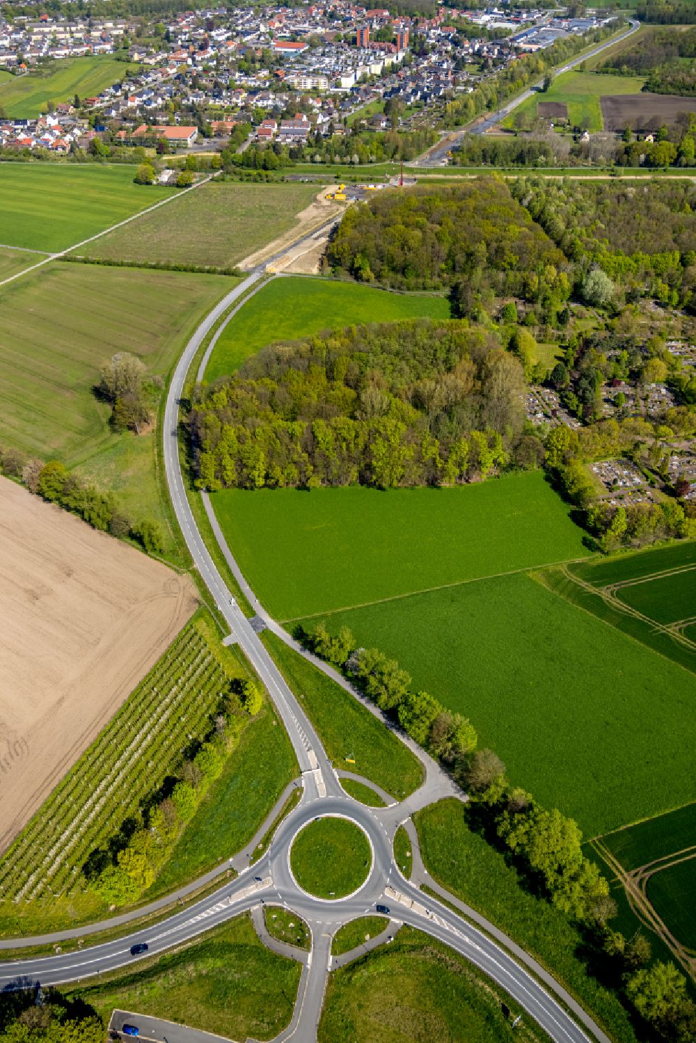 Bergkamen from the bird's eye view: Traffic management of the roundabout road on Luenener Strasse in Bergkamen in the state North Rhine-Westphalia, Germany
