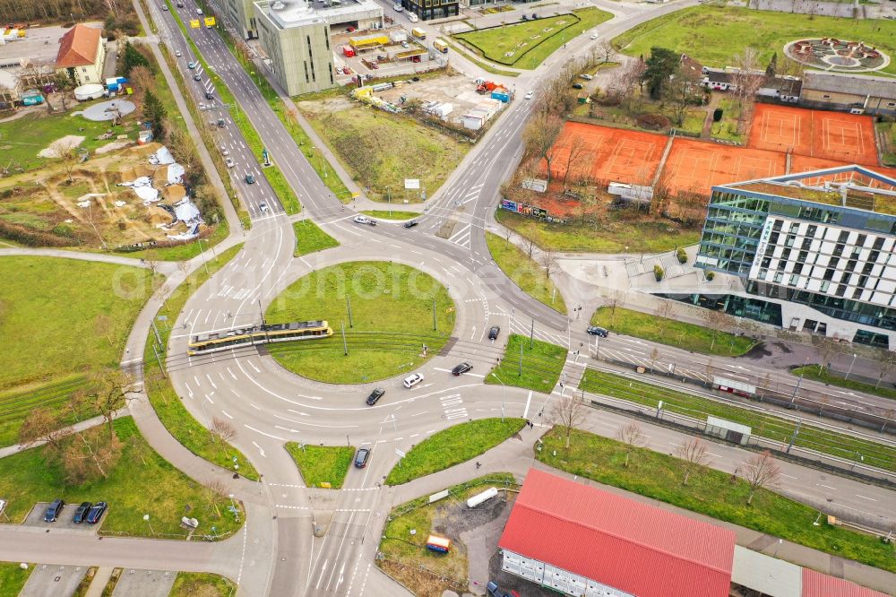 Aerial image Karlsruhe - Traffic management of the roundabout road Oststadtkreisel on Ludwig-Erhard-Strasse - Wolfahrtsweierer Strasse in Karlsruhe in the state Baden-Wurttemberg, Germany
