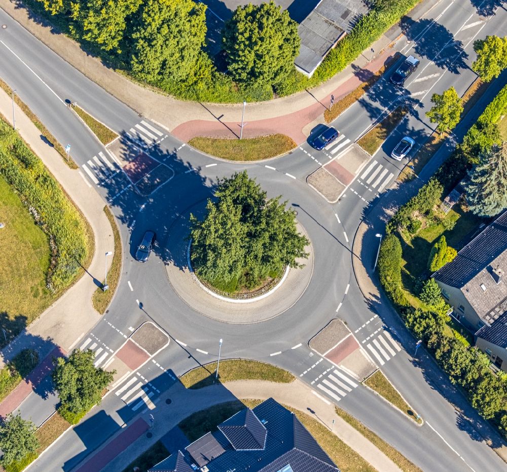 Soest from the bird's eye view: Traffic management of the roundabout road on Paradieser Weg - Ardeyweg in Soest in the state North Rhine-Westphalia, Germany