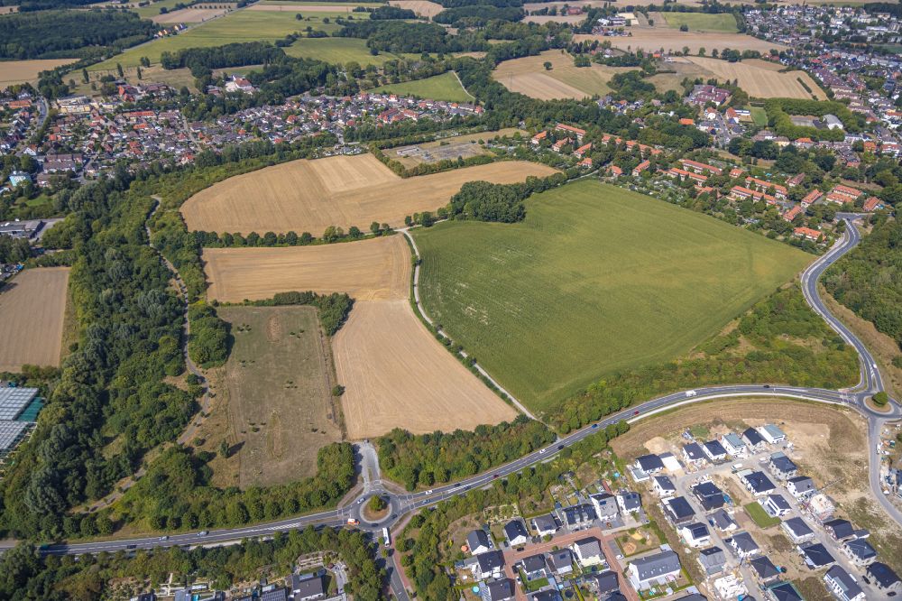 Aerial photograph Hamm - Traffic management at the Sachsenring roundabout and road at the edge of the field overlooking a dog meadow in Hamm in the federal state of North Rhine-Westphalia, Germany