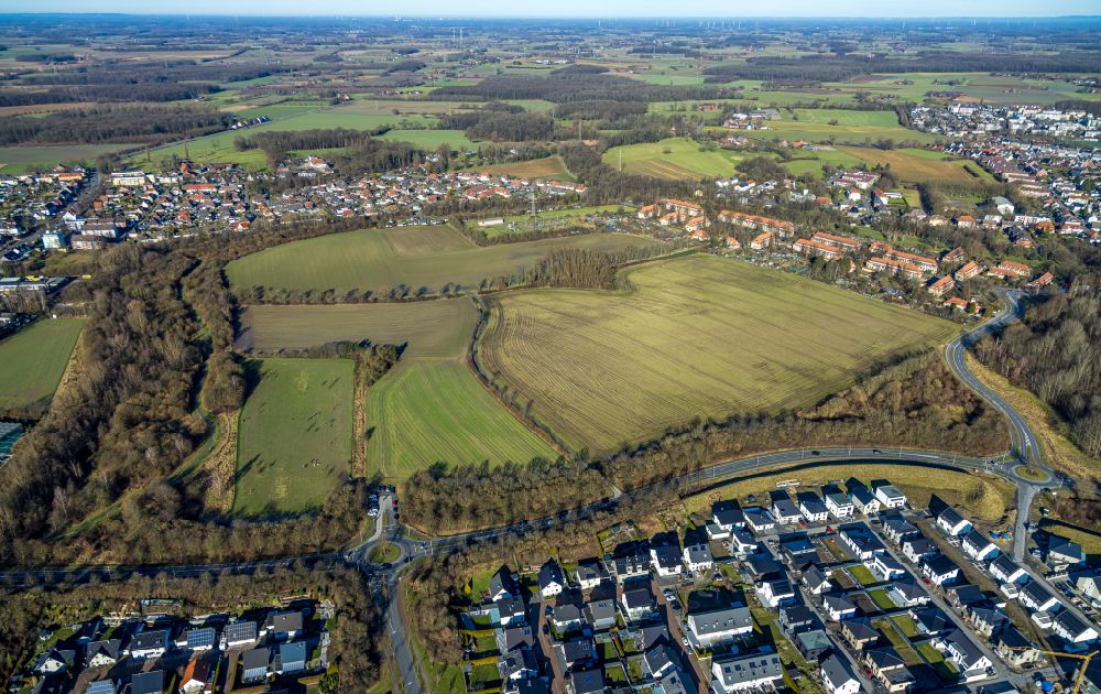 Aerial photograph Hamm - Traffic management at the Sachsenring roundabout and road at the edge of the field overlooking a dog meadow in Hamm in the federal state of North Rhine-Westphalia, Germany