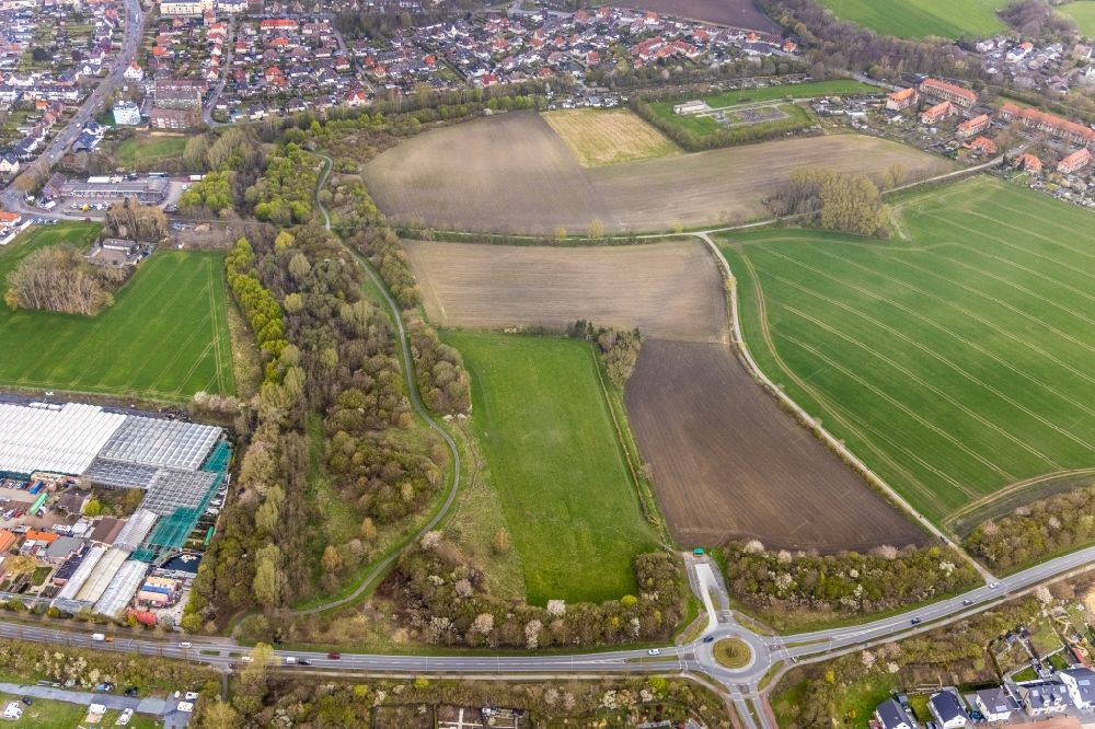 Aerial photograph Hamm - Traffic management at the Sachsenring roundabout and road overlooking a dog meadow in Hamm in the federal state of North Rhine-Westphalia, Germany
