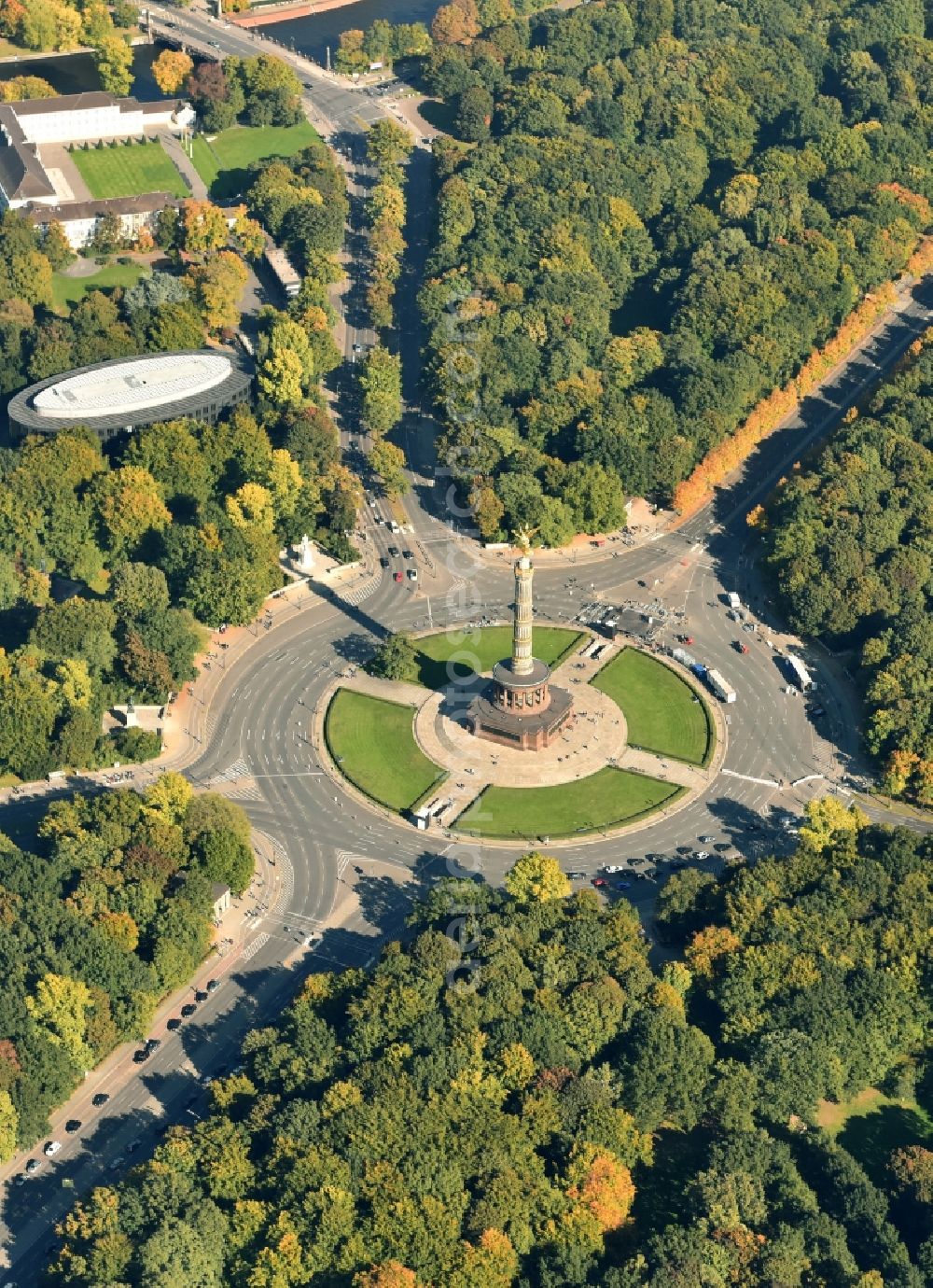 Aerial photograph Berlin - Traffic management of the roundabout road at the Victory Column - Big Star in the park area of the Tiergarten in Berlin in Germany