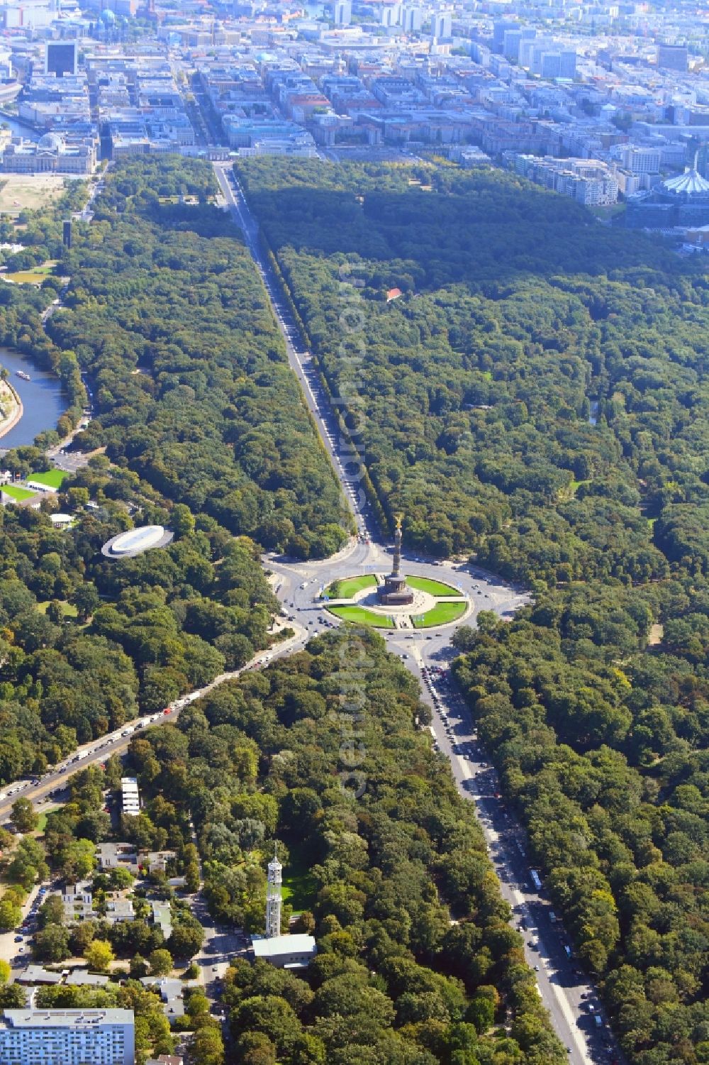 Aerial photograph Berlin - Traffic management of the roundabout road at the Victory Column - Big Star in the park area of the Tiergarten in Berlin in Germany