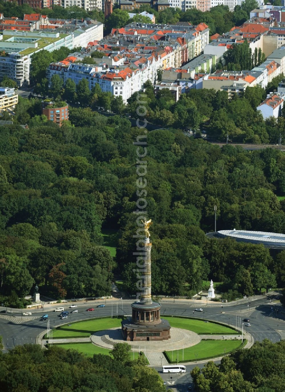 Berlin from the bird's eye view: Traffic management of the roundabout road at the Victory Column - Big Star in the park area of the Tiergarten in Berlin in Germany