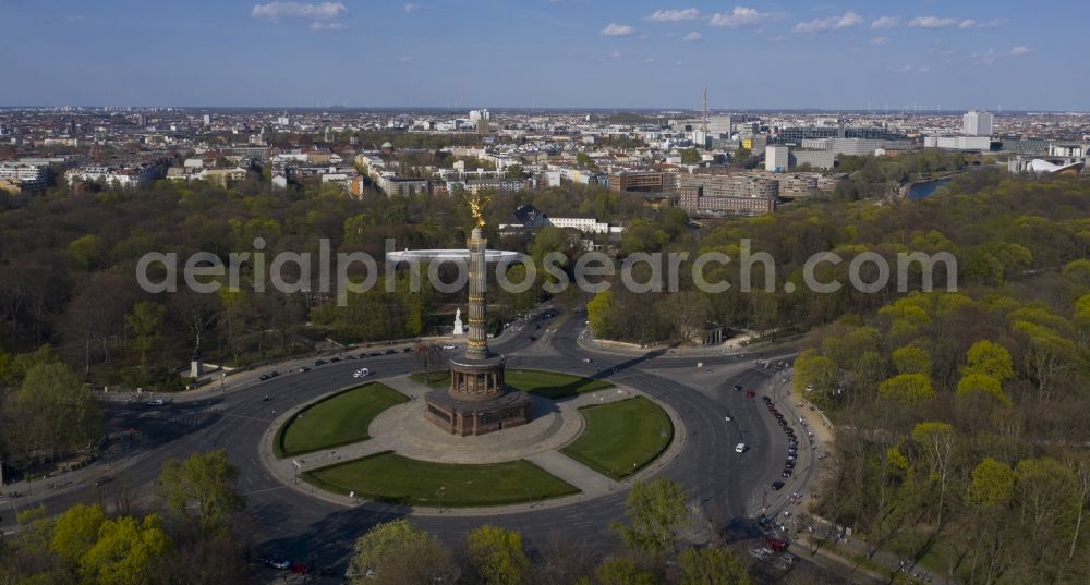 Berlin from the bird's eye view: Roundabout road at the Victory Column - Big Star in the park area of the Tiergarten in Berlin in Germany