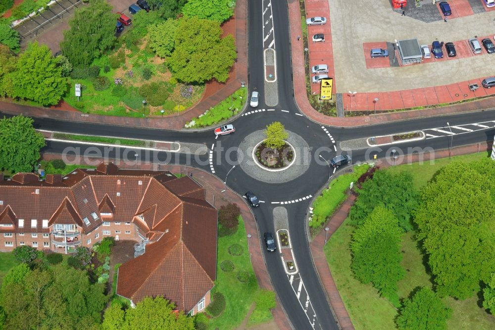 Aerial photograph Wahlstedt - Traffic management of the roundabout road Waldstrasse - Neumuensterstrasse in Wahlstedt in the state Schleswig-Holstein