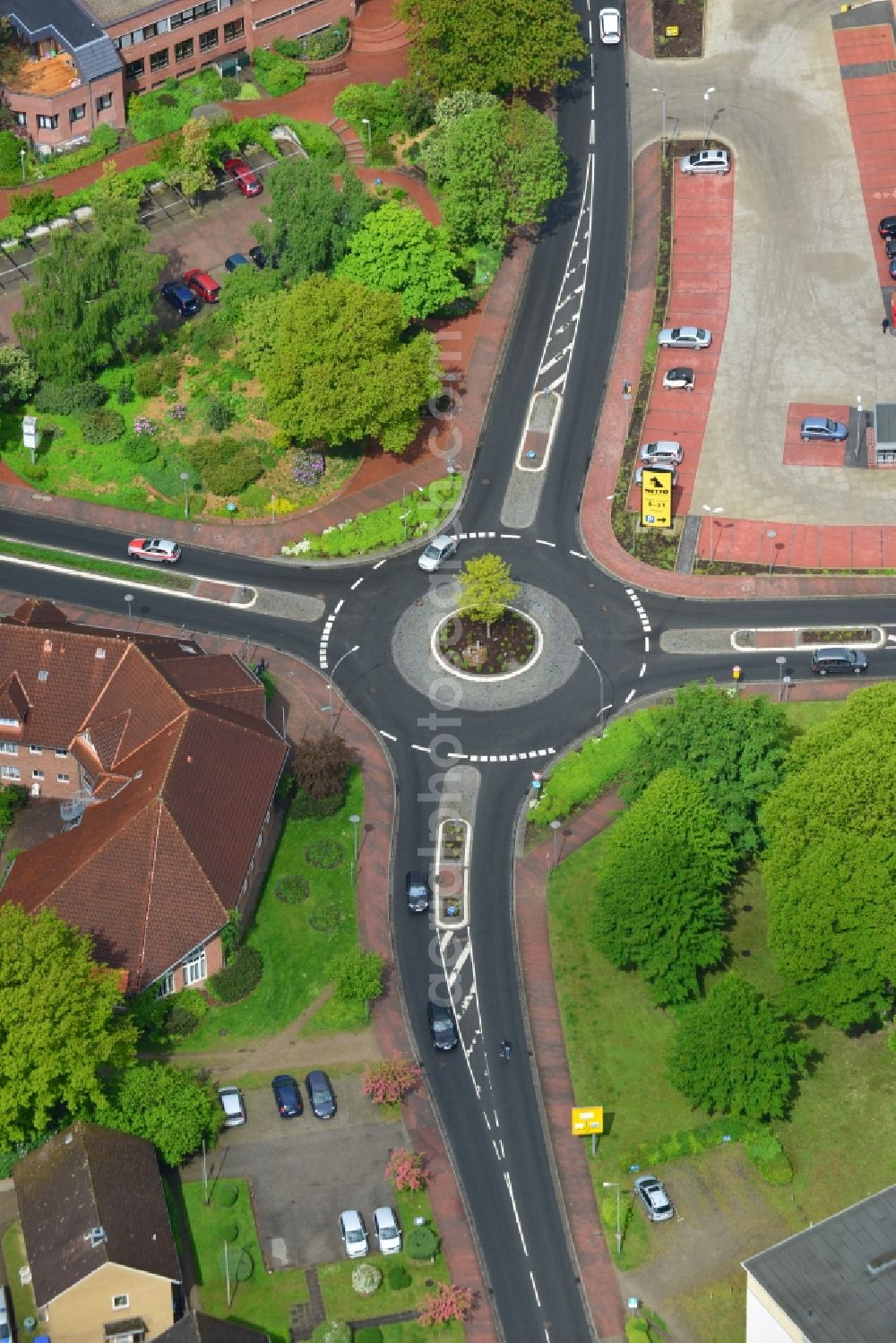 Wahlstedt from above - Traffic management of the roundabout road Waldstrasse - Neumuensterstrasse in Wahlstedt in the state Schleswig-Holstein