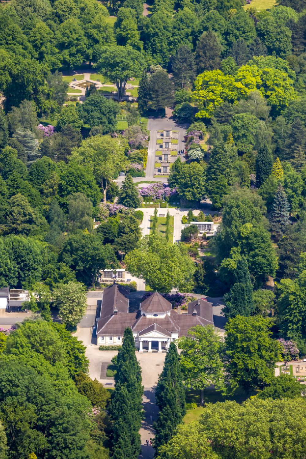 Aerial image Herne - Crematory and funeral hall for burial in the grounds of the cemetery Suedfriedhof in Herne at Ruhrgebiet in the state North Rhine-Westphalia, Germany