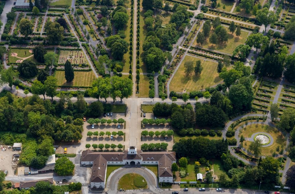 Aerial photograph Mülheim an der Ruhr - Crematory and funeral hall for burial in the grounds of the cemetery Muelheim an der Ruhr along the Zeppelinstrasse in Muelheim an der Ruhr in the state North Rhine-Westphalia, Germany