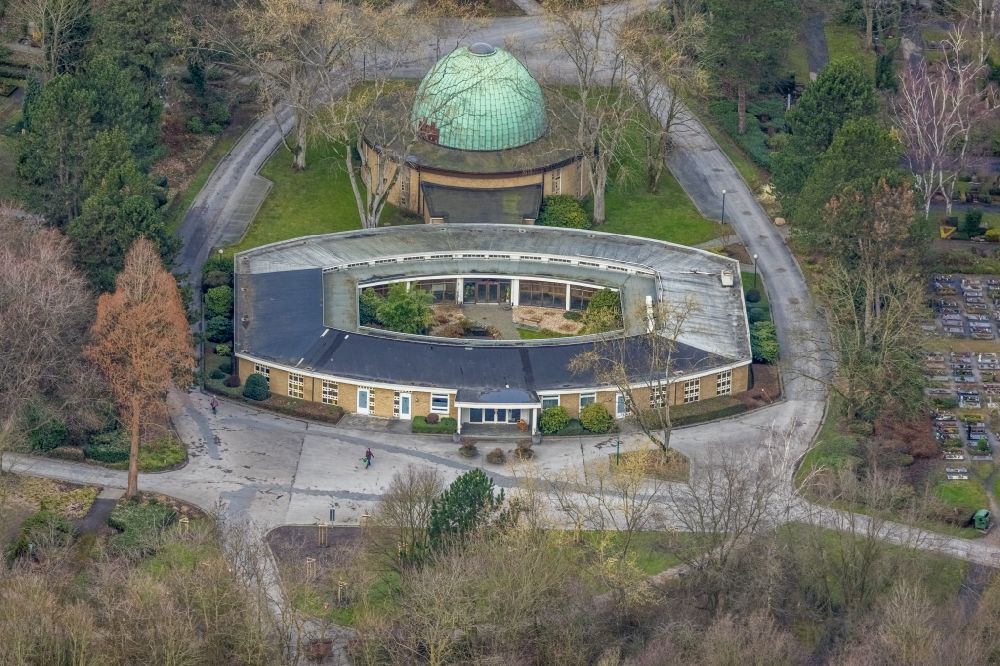 Aerial image Bottrop - Crematory and funeral hall for burial in the grounds of the cemetery of the Parkfriedhof on Hans-Boeckler-Strasse in the district Fuhlenbrock in Bottrop at Ruhrgebiet in the state North Rhine-Westphalia, Germany