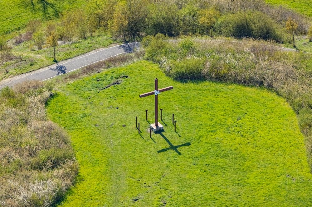 Aerial photograph Hamm - Cross structure as a symbol of Christian faith and religion on the mountain of the heaped up garbage dump of the Halde Sachsen in the district Heessen in Hamm at Ruhrgebiet in the state North Rhine-Westphalia, Germany