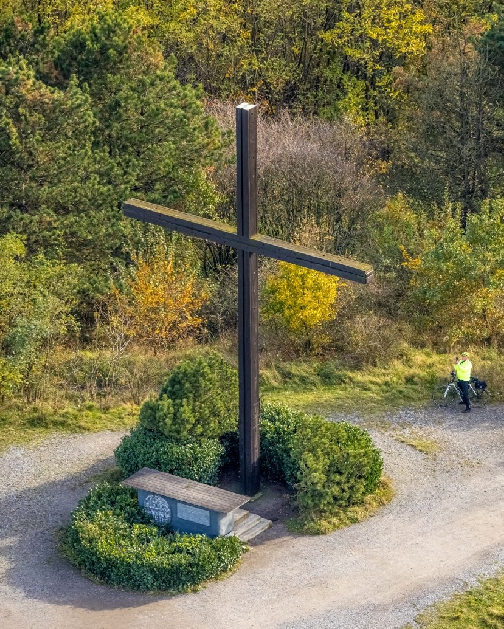 Bottrop from the bird's eye view: Cross structure as a symbol of Christian faith and religion Halde Haniel Kreuz in Bottrop at Ruhrgebiet in the state North Rhine-Westphalia, Germany