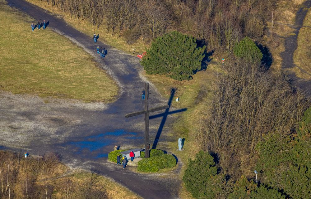 Bottrop from the bird's eye view: Cross structure as a symbol of Christian faith and religion Halde Haniel Kreuz in Bottrop at Ruhrgebiet in the state North Rhine-Westphalia, Germany