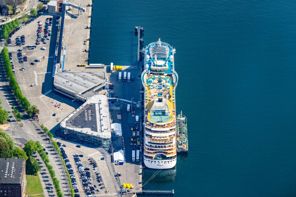 Aerial photograph Kiel - Cruise and passenger ship Aida Bella in the harbour in the district Mitte in Kiel in the state Schleswig-Holstein, Germany