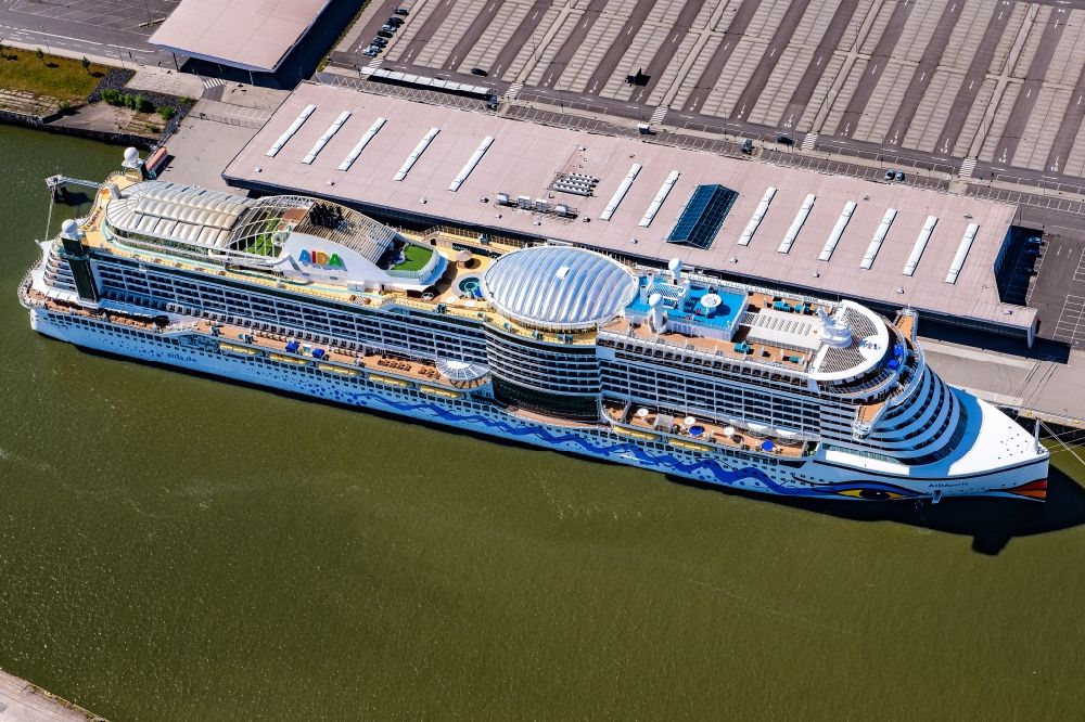 Aerial image Hamburg - Cruise and passenger ship on Hafen Honburg Cruise Center Steinwerder in the district Steinwerder in Hamburg, Germany