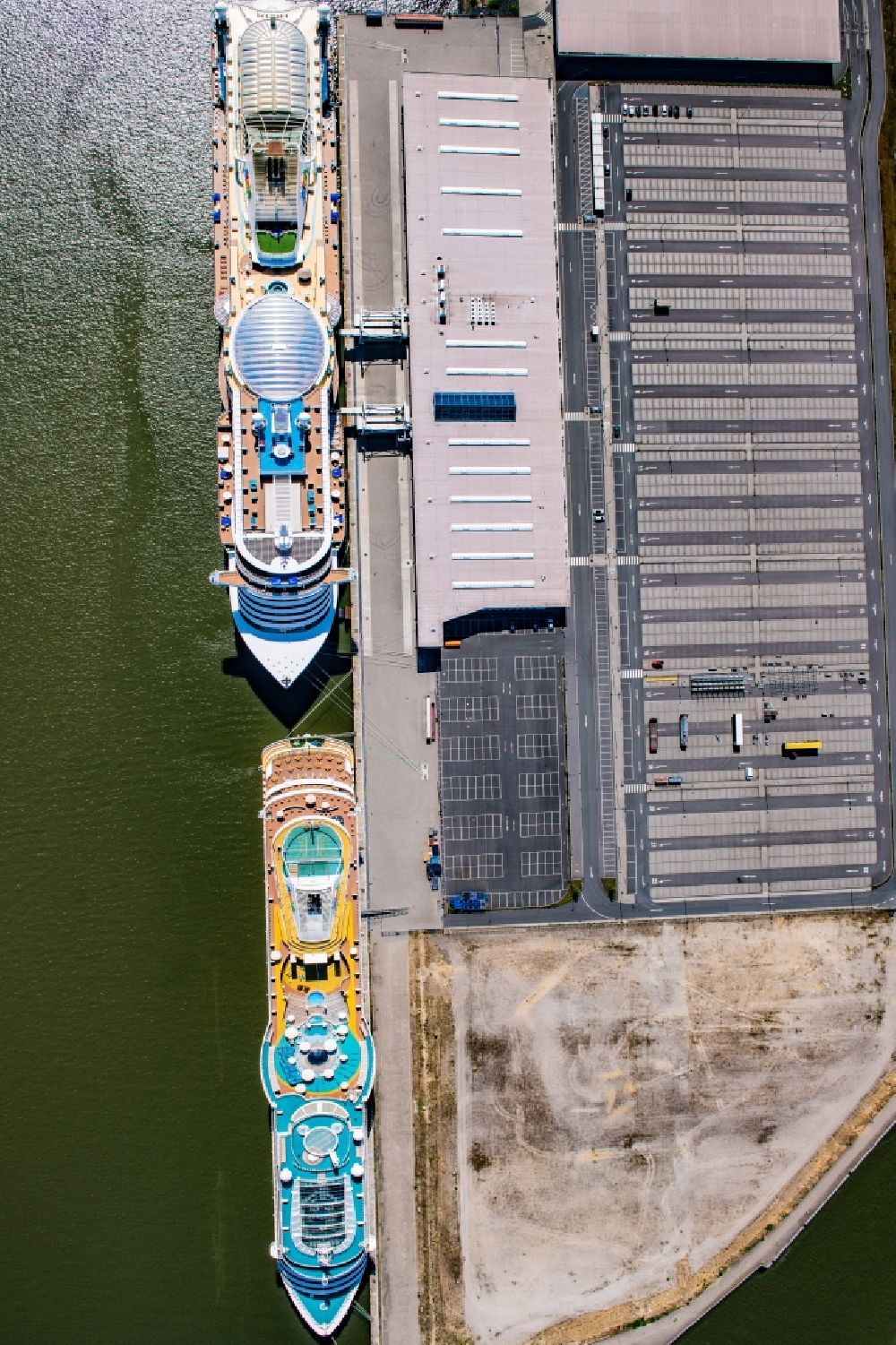 Hamburg from the bird's eye view: Cruise and passenger ship on Hafen Honburg Cruise Center Steinwerder in the district Steinwerder in Hamburg, Germany