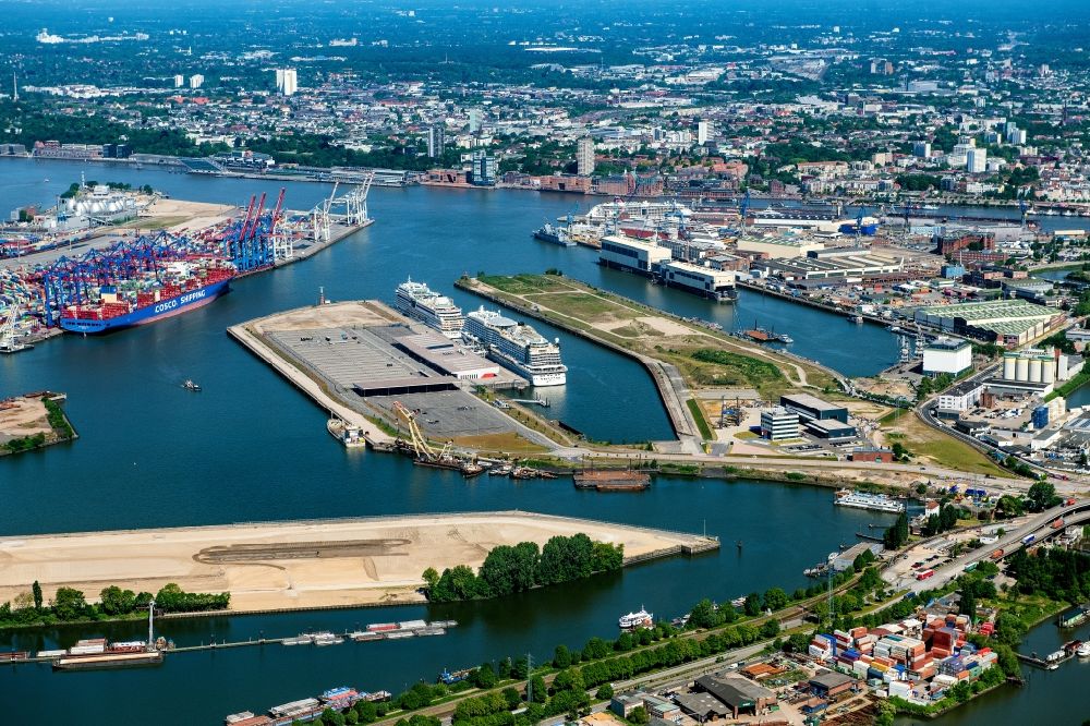 Aerial photograph Hamburg - Cruise and passenger ship on Hafen Honburg Cruise Center Steinwerder in the district Steinwerder in Hamburg, Germany