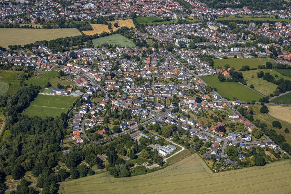 Hamm from the bird's eye view: Road over the crossroads Birkenallee - Soester Strasse in the single-family housing estate district Braam-Ostwennemar in Hamm in the state North Rhine-Westphalia, Germany