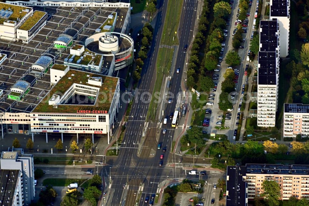 Berlin from the bird's eye view: Road over the crossroads Falkenberger Chaussee - Zingster Strasse in the district Hohenschoenhausen in Berlin, Germany